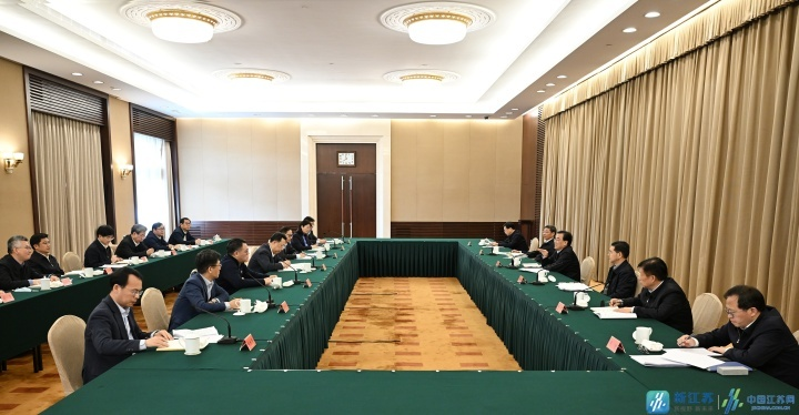 沈彬參加全省經(jīng)濟(jì)形勢(shì)企業(yè)和專(zhuān)家座談會(huì)并提出建議